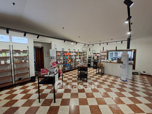 Ufficio in commerciale in Via Cesare Battisti 1