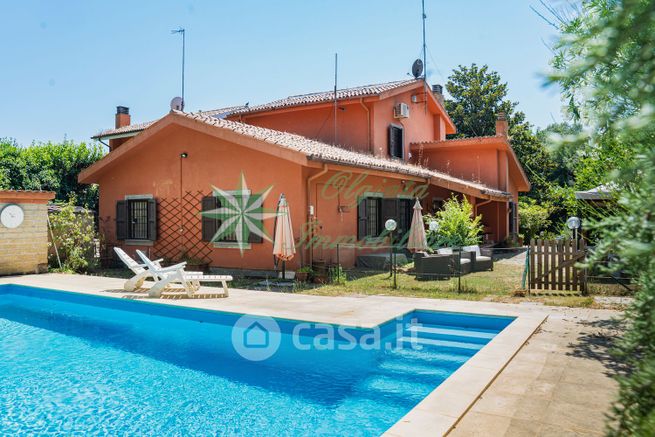 Casa bi/trifamiliare in residenziale in Largo Olgiata 15
