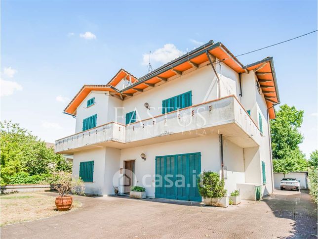 Casa bi/trifamiliare in residenziale in Via Santonuovo 1