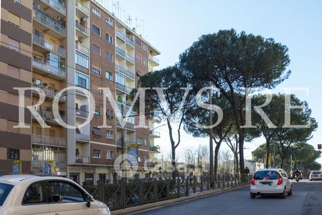 Negozio/locale commerciale in commerciale in Via Giorgio Pitacco