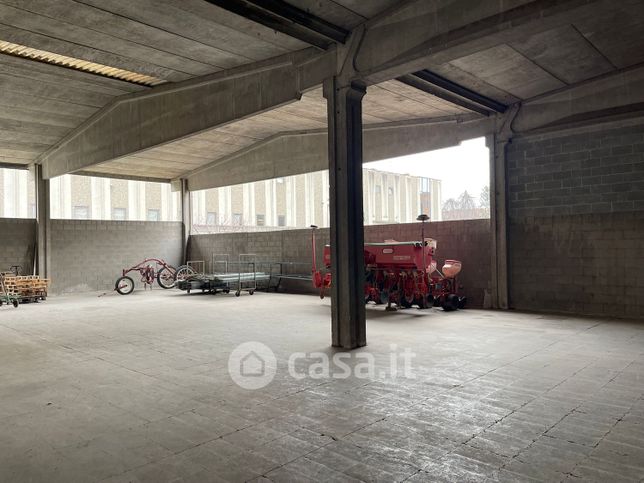 Capannone in commerciale in Via F. Turati 25