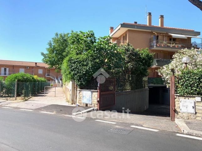 Garage/posto auto in residenziale in Via del Bosco degli Arvali 82