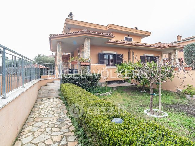 Casa bi/trifamiliare in residenziale in Via Chiaramonte Gulfi