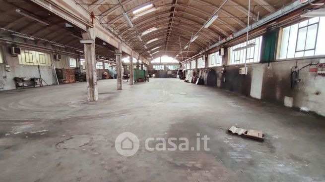 Capannone in commerciale in Via Senigallia