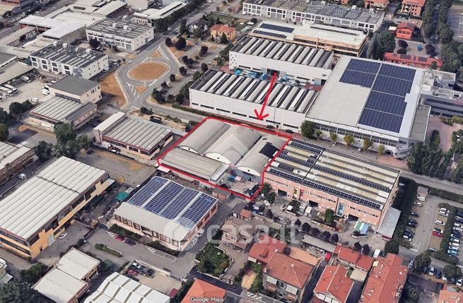 Capannone in commerciale in Via Mario Greppi 19