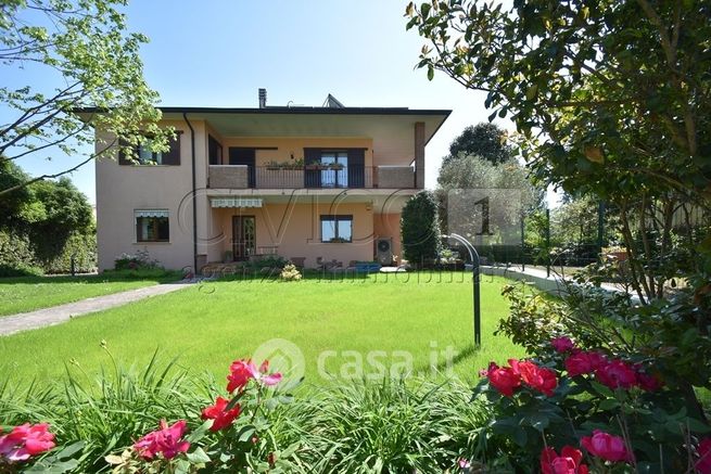 Casa bi/trifamiliare in residenziale in Strada Paradiso 28