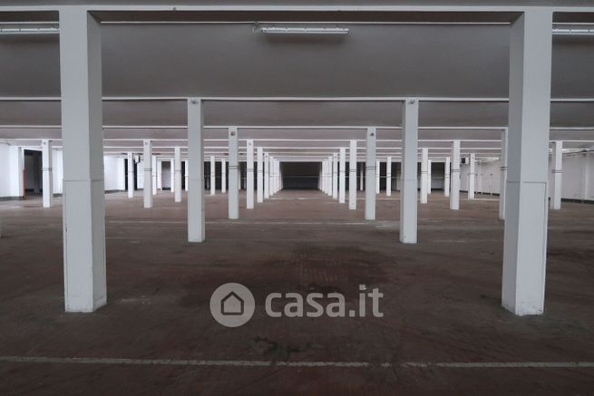 Capannone in commerciale in Via San Donato
