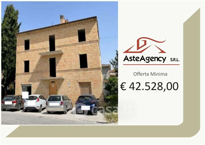 Casa indipendente in residenziale in Viale Montolmo 110