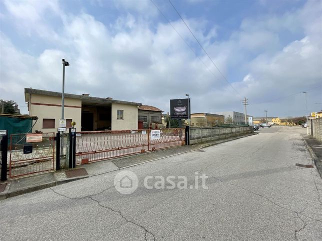 Capannone in commerciale in 