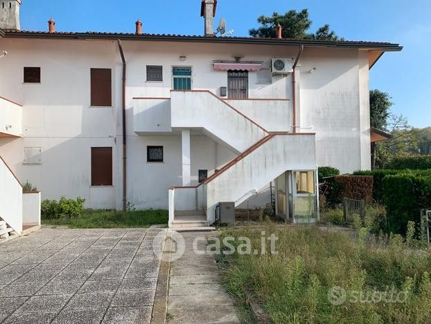Casa bi/trifamiliare in residenziale in Viale degli Scacchi 18