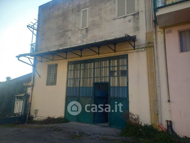 Capannone in commerciale in Via Caduti sul Lavoro 12