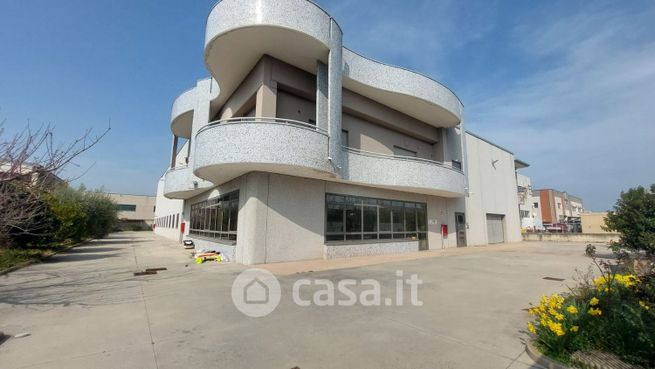 Capannone in commerciale in Via Mauro Rostagno