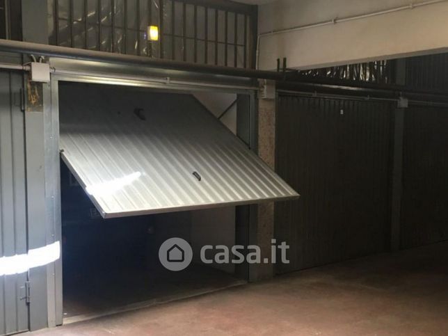 Box/posto auto in residenziale in Turati 11