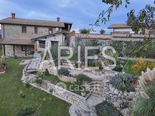 Villa in residenziale in Via Ville