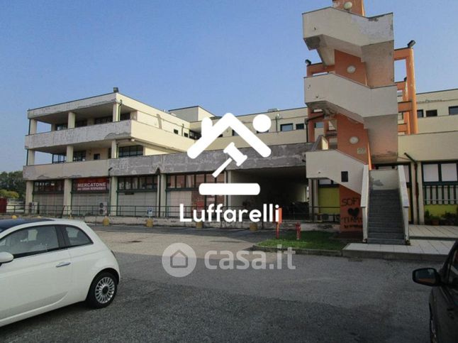 Capannone in commerciale in Via Fratelli di Dio 2