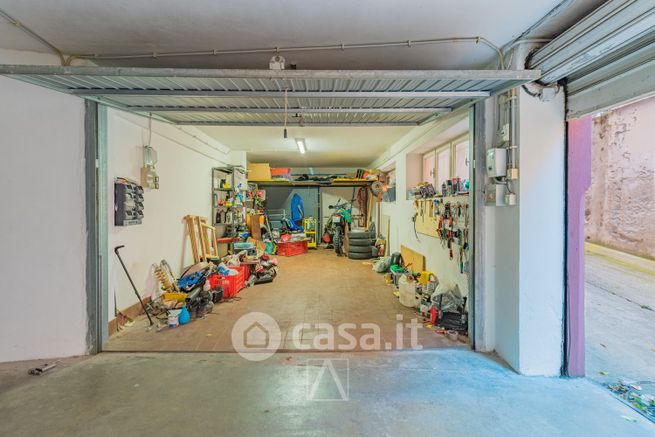 Box/posto auto in residenziale in Via Lamberti Luigi 5