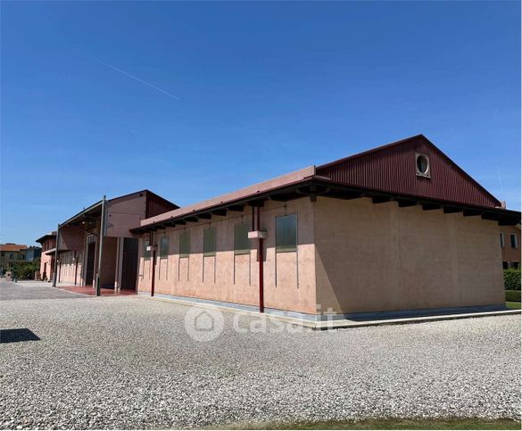 Capannone in commerciale in 