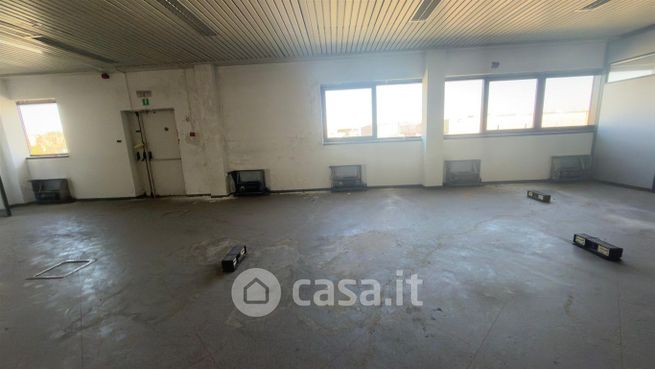 Capannone in commerciale in 
