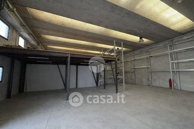 Capannone in commerciale in Via delle Industrie