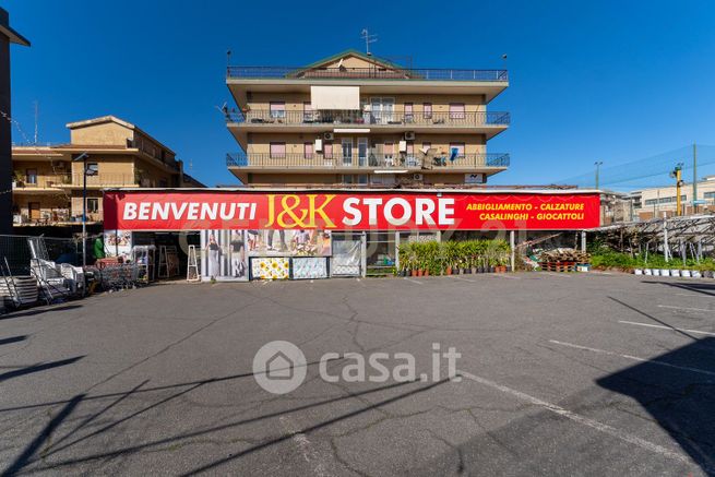 Negozio/locale commerciale in commerciale in Via Nizzeti 6