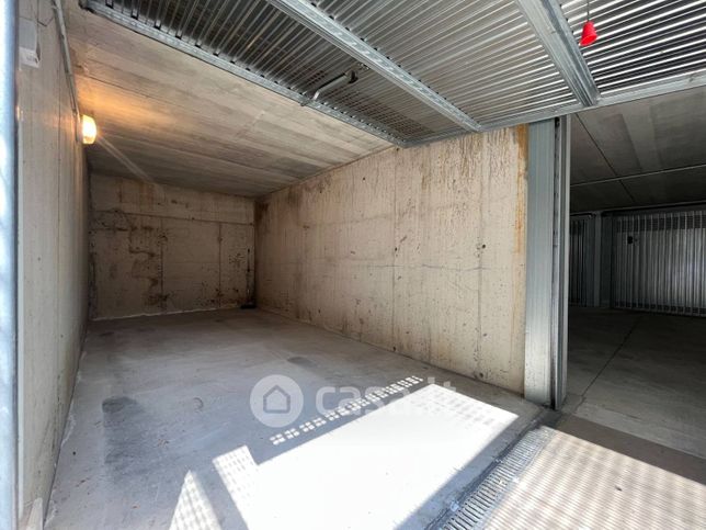 Box/posto auto in residenziale in Via Ada Negri 6