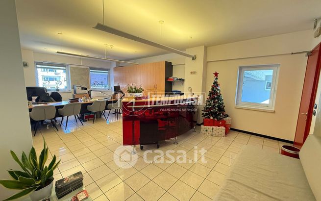 Ufficio in commerciale in Via Vittorio Veneto 158