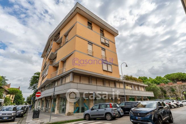 Ufficio in commerciale in Via Mario Lalli 8