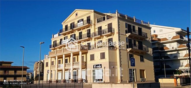 Ufficio in commerciale in 