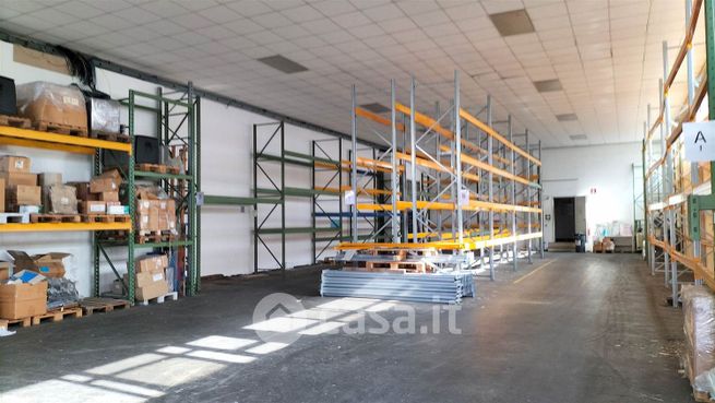 Capannone in commerciale in 