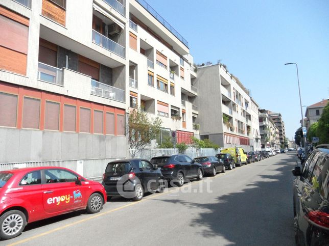 Box/posto auto in residenziale in Via Carlo Botta 19