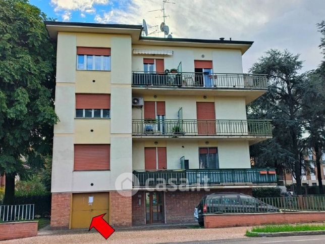 Box/posto auto in residenziale in Viale Regina Margherita 25