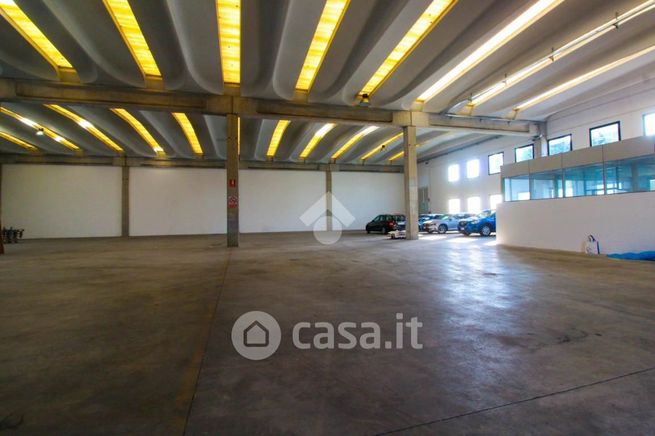 Capannone in commerciale in Via Gardale