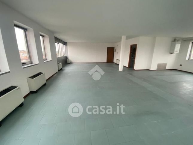 Ufficio in commerciale in Via San Crispino 30