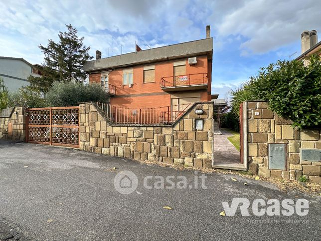 Casa bi/trifamiliare in residenziale in Via Brolo 10