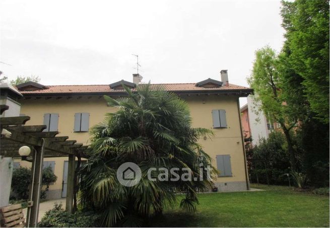 Villa in residenziale in Via Lario 40