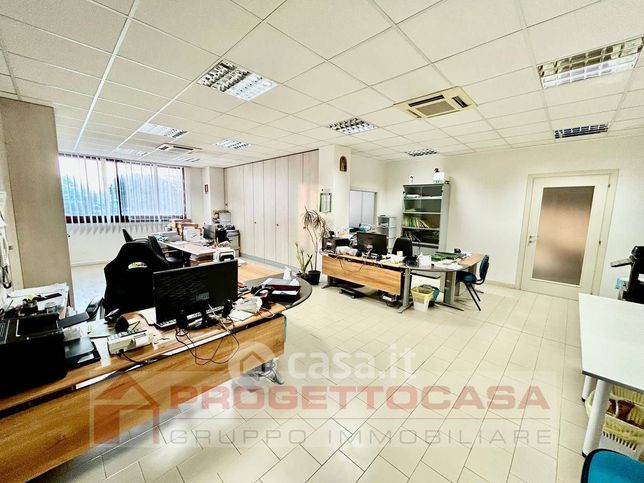 Ufficio in commerciale in Via Pomezia 4