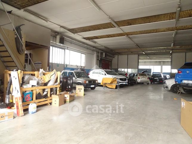 Capannone in commerciale in Via Luigi Einaudi 65