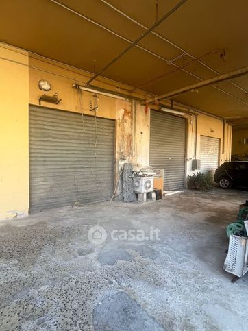 Negozio/locale commerciale in commerciale in Via Basilicata 23