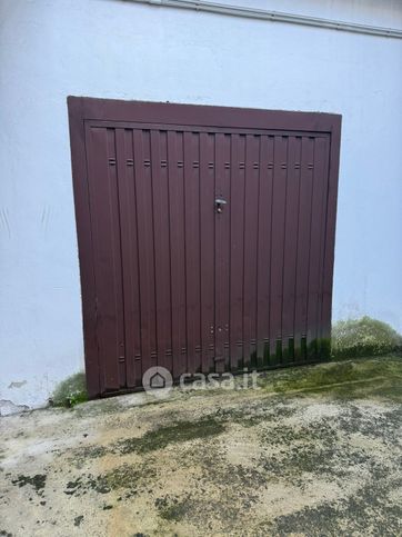 Box/posto auto in residenziale in Via GiosuÃ¨ Carducci 11