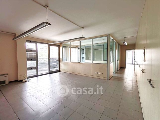 Ufficio in commerciale in Via Nuova Ponente