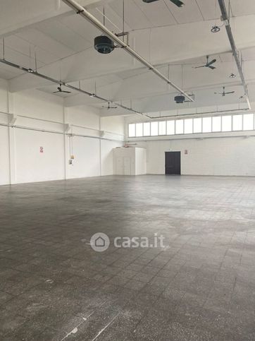 Capannone in commerciale in 