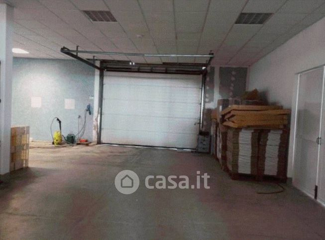 Capannone in commerciale in Via Imbriani 419