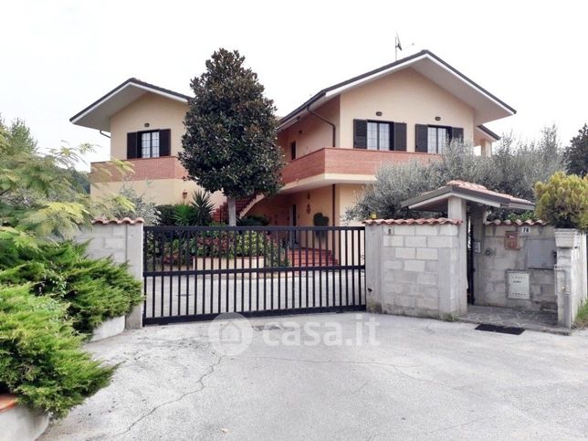 Villa in residenziale in Strada Provinciale 221 ex Strada Statale 649