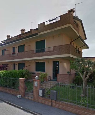 Casa bi/trifamiliare in residenziale in Via Bracciano 27 B