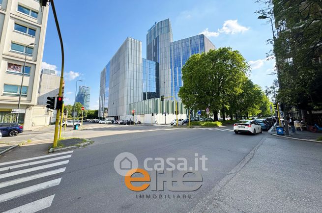 Negozio/locale commerciale in commerciale in Viale Teodorico