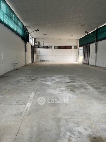 Capannone in commerciale in 