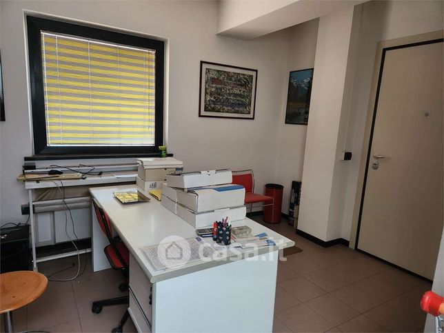 Ufficio in commerciale in 