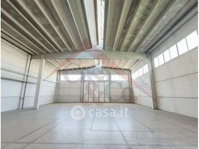 Capannone in commerciale in 