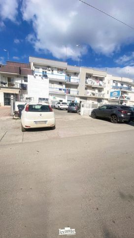 Ufficio in commerciale in Viale del Lilium