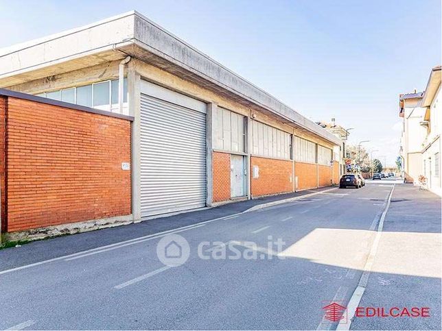 Capannone in commerciale in Via Ugo Foscolo